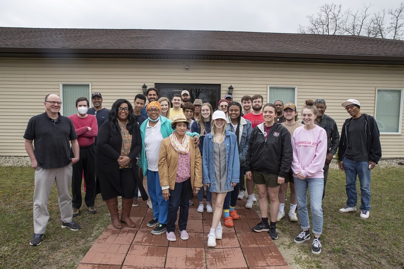 Group picture in front of the Greater Mount Calvary Church, Muncie<br />
April 12, 2022